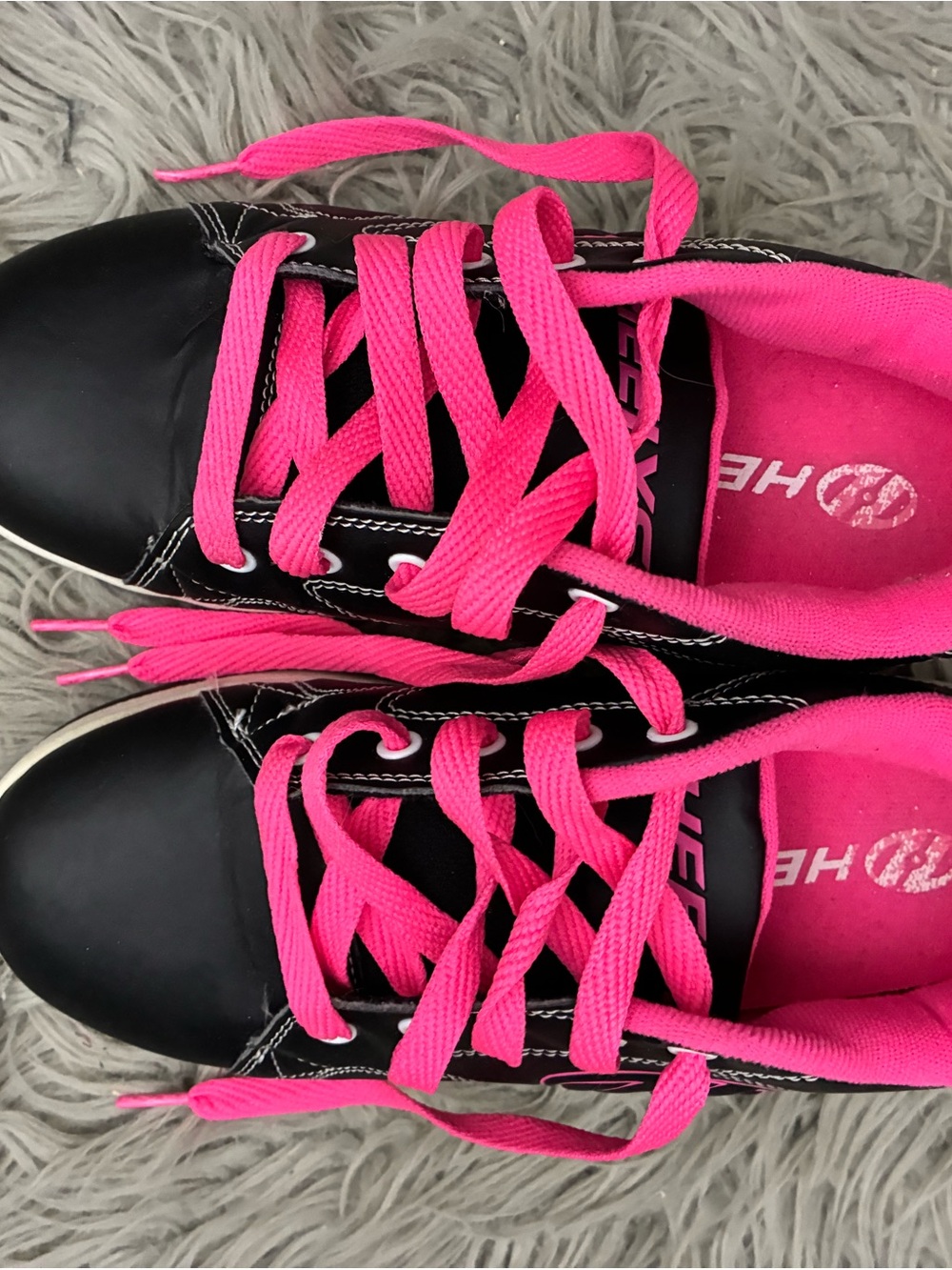 Women’s/kids heelys Black wheel Sneakers with Bright Pink Laces and Lining